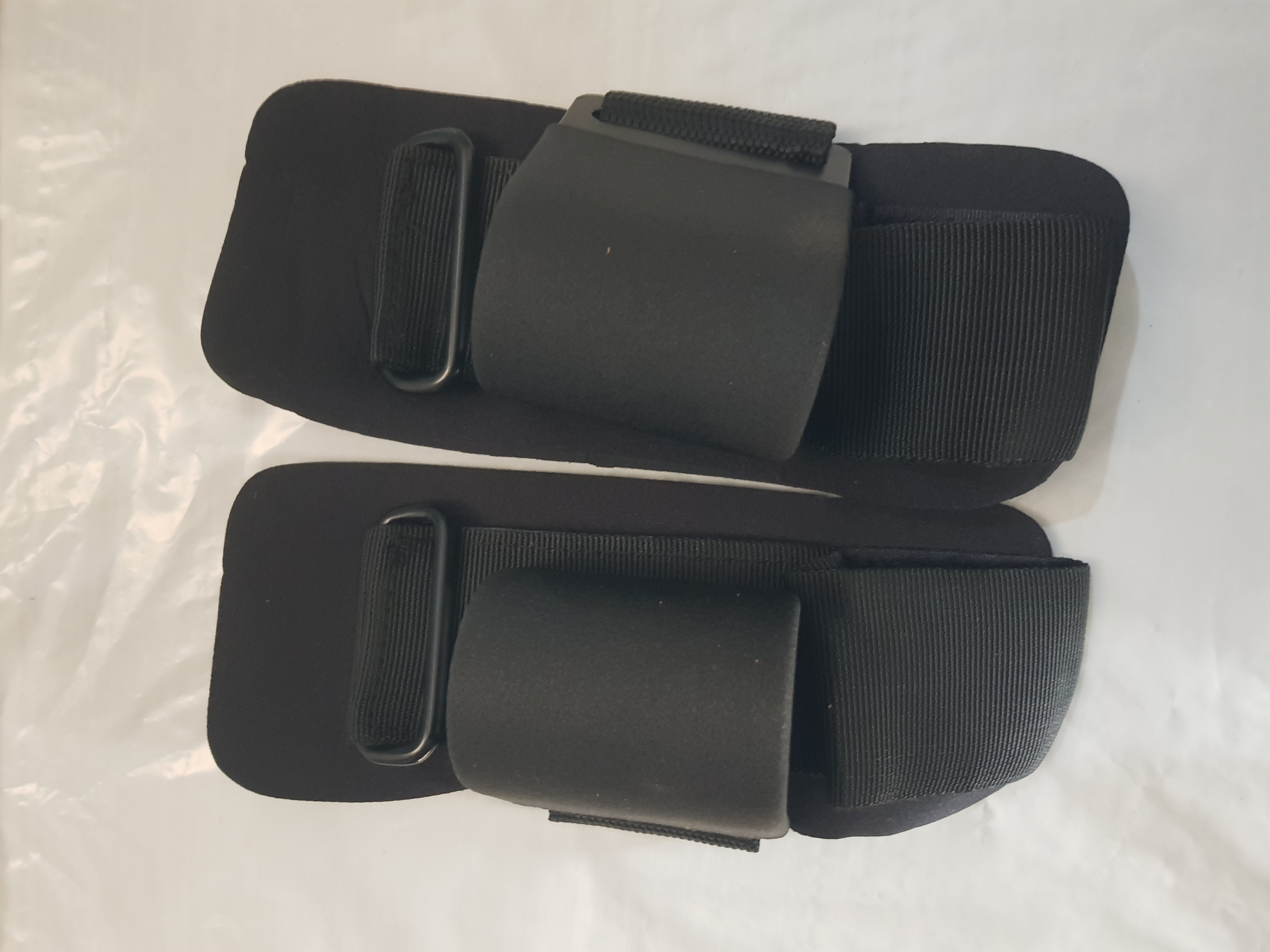 Daed lift glove with metal hook